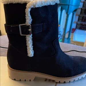 Black Winter Boots with Faux Fur Lining and Rugged Sole